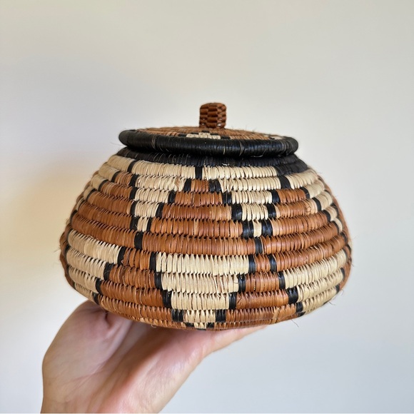 Handmade Other - African Zulu Ukhamba Basket Lidded Handwoven Folk Art Medium Basket